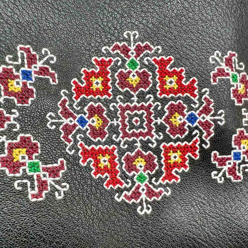 Кожена чанта с бродирани шевици "Смелост"