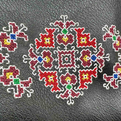 Кожена чанта с бродирани шевици "Смелост"