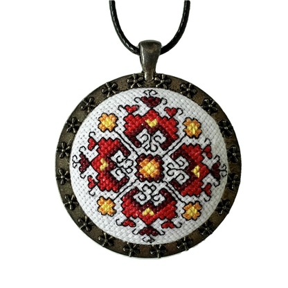 Колие с ръчна бродерия "Закрила"