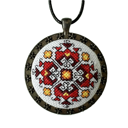 Колие с ръчна бродерия "Закрила"